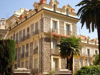 Renovated 4 bedroom apartment, with..