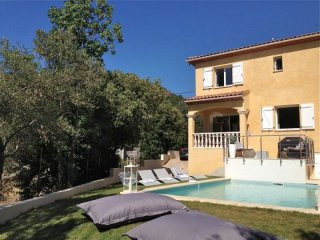 Pretty Villa With Pool and Views
