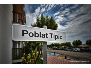 EMPURIABRAVA: Garage in the center of..