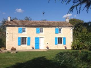 Beautiful chocolate-box stone cottage..