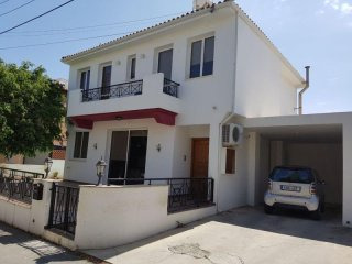 Detached House for rent walking..