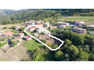 Kompleks kuća u centru Istre sa pogledom na jezero