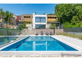 Samostojeća moderna vila sa bazenom
