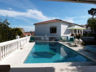 6 bedroom, 2 bathroom Villa, (build 260..