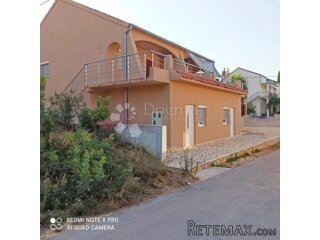 Prodaja kuće 80m od mora, 6 apartmana