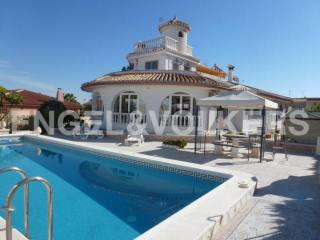 Villa with large plot overlooking the..