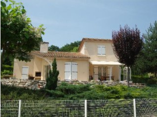 Modern Property Within Walking Distance..