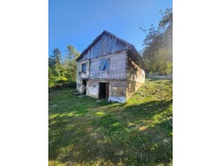 Drvena hrastova kuća 120m² za renovaciju sa dvorištem
