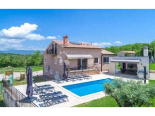PREKRASNA VILLA SA BAZENOM, LJETNOM KUHINJOM I DJEČJIM IGRAL