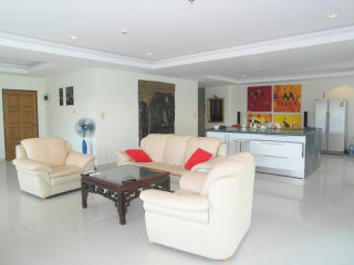Viewtalay 5: 2-bedroom corner condo..
