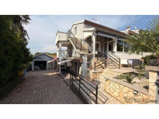Atraktivna kuća sa tri apartmana Poreč