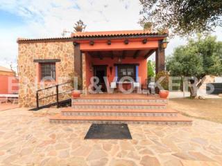 Bright and Sunny villa close to all the..