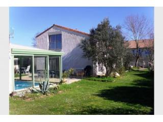 5 bedroom house with swimming pool