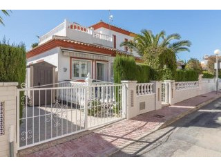 Bungalow with roof terrace and garden..