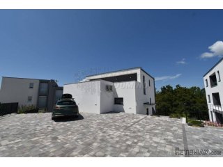 Apartman u novogradnji! Njivice!!