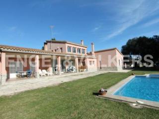 Manor house with sea views for horse..