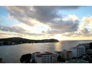 Large 4 bedroom apartment with sea..