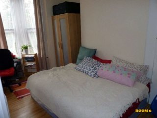 Single with double bed near Turnpike..