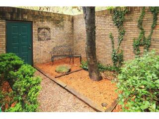 3 bedroom Apartment For Sale: 17 Town..