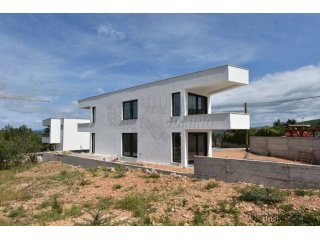 Novogradnja, Punat - apartman s okućnicom i bazenom!