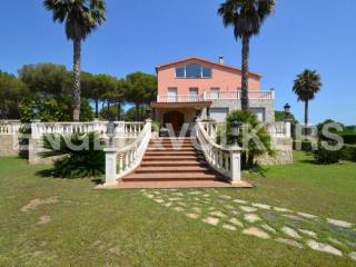 Exclusive house with large waterfront..