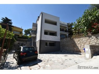 Apartman u prizemlju zgrade-adaptirano!!