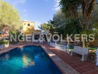 Villa in a quiet area surrounded by..