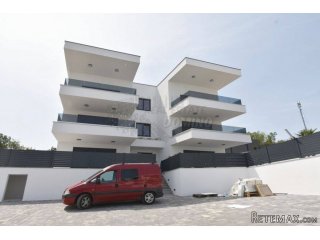 Veći apartman sa pripadajućim studiom i bazenom! Malinska!