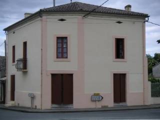 Village house with 4 bedrooms and small..