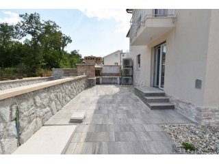 Apartman u novogradnji s vlastitom okućnicom! Njivice!