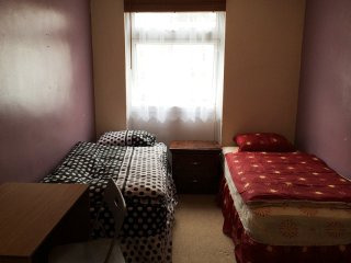 Room share for men, Zone 2, Mile End
