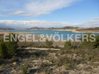 LARGE PLOT IN THE PEDRERA LAKE