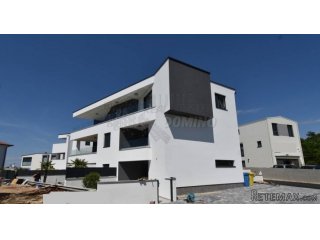 Njivice apartman na 400 m od mora, novogradnja!