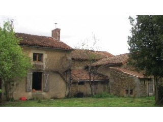 Fermette with 4 acres, half finished -..