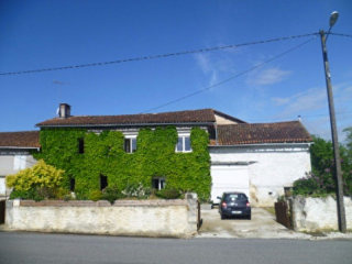 Large Renovated Village House & Barn..