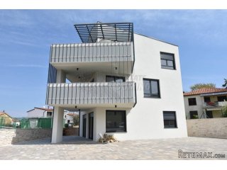 Apartman u prizemlju samo 150m od mora!