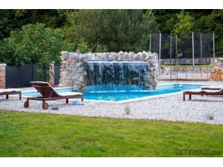 Šarmantna vila sa okućnicom od 3000m2 i bazenom!