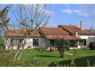 4 bedroom 1980's house - Close to Ruffec