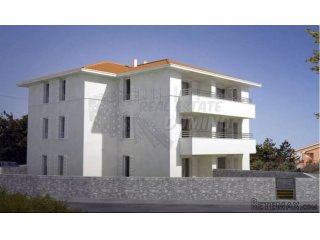 Apartman u prizemlju sa velikom okućnicom-Šilo!