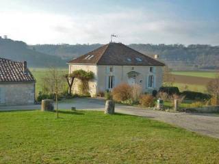 Farmhouse In 5 Acres
