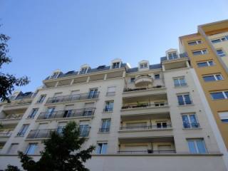 Right on Paris edges, well designed..