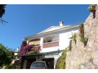 Detached house with lovely sea views..
