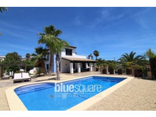 Luxury 5-bedroom villa in a quiet area