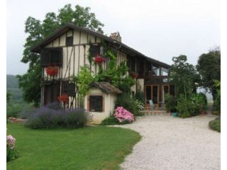 Charming hilltop cottage set in 4..