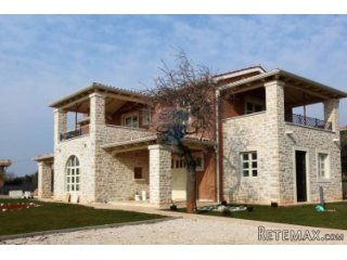 Prekrasna vila s bazenom 12 km od mora