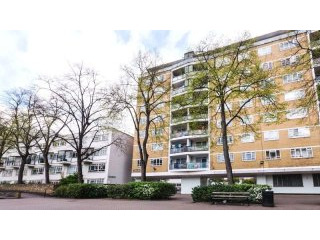 A Superb Room Available To Rent In..