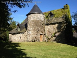 Elegant 5 bed manoir with turret..