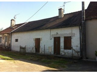 Cottage in need of refresh in pretty..