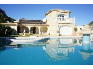 Luxurious villa with stunning panoramic..
