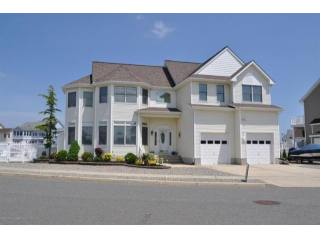 3 bedroom Flat For Sale: 1351 Laurel..